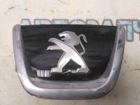 Эмблема переднего бампера Peugeot 308 7810AN Отличное состояние