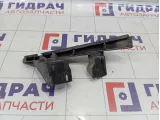 Кронштейн переднего бампера правый Audi Q7 (4L) 4L0807334