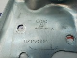 Кронштейн обшивки багажника правый Audi Q7 4L0863254A.