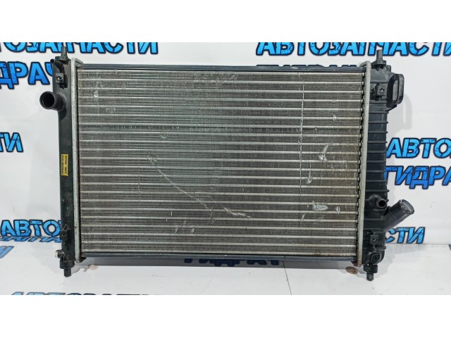 Радиатор охлаждения Chevrolet Aveo T250 95227753. Присутствуют следы подтека.
