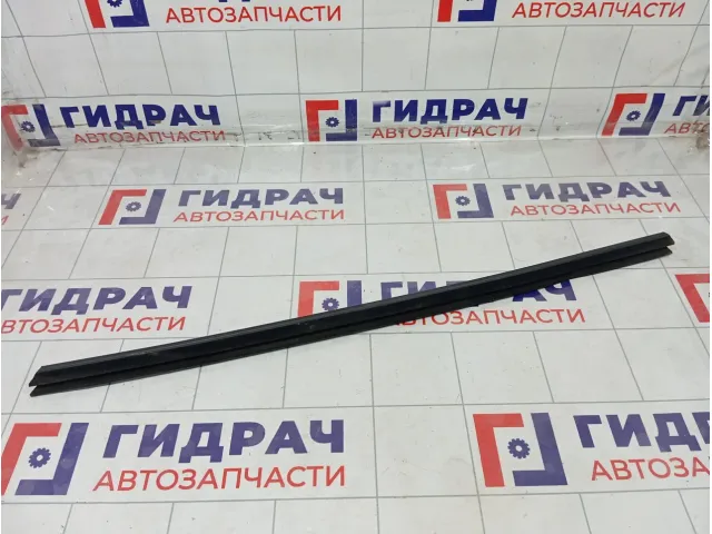 Уплотнитель стекла переднего левого Ford Focus 3 1747503