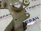 Кронштейн стеклоочистителя правый Ford Focus 3 1933690