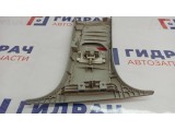 Обшивка стойки левая Ford Focus 2 1366045. Потертости.