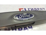 Накладка двери багажника Ford Focus 3 1750205. Красилась. Эмблема с дефектами.