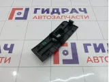 Накладка кнопки стеклоподъемника передняя правая Hyundai Matrix (FC) 93580-17000