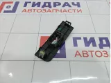 Накладка кнопки стеклоподъемника задняя правая Hyundai Matrix (FC) 93580-17510