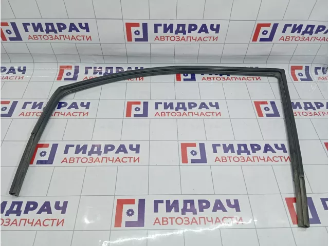 Уплотнитель стекла переднего левого Hyundai Matrix (FC) 82530-17000