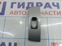 Накладка кнопки стеклоподъемника задняя левая Hyundai Matrix (FC) 9358017500
