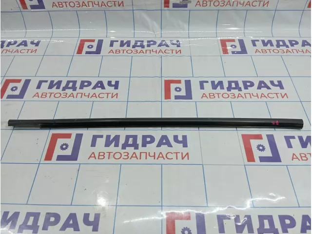 Накладка стекла переднего правого Hyundai Matrix (FC) 8322017001