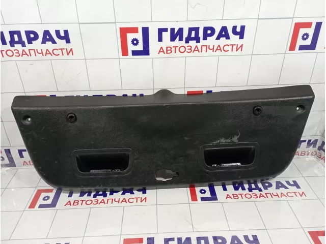 Обшивка двери багажника Hyundai Solaris (RB) 817501R200RY