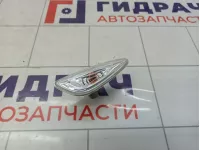 Повторитель на крыло правый белый Kia Ceed (CD) 92304-A2000