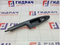 Накладка кнопки стеклоподъемника передняя правая Kia Rio 2 (JB) 827201G042D7