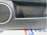 Обшивка двери передней правой Mazda Mazda3 (BK) BS3H-68-42YD-34. Потертость.