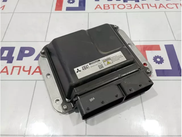 Блок управления двигателем Mitsubishi Pajero (V90) 1860B366