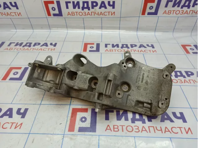 Кронштейн генератора Nissan Almera (G15) 688304373R.