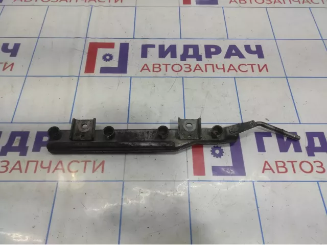 Рейка топливная (рампа) Nissan Almera (N16) 17520-AU305