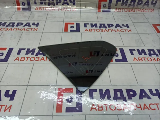 Стекло кузовное глухое (форточка) левое Nissan Qashqai 83313JD00A