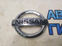 Эмблема в решетку радиатора Nissan Terrano III 4275W0010 Хорошее состояние.