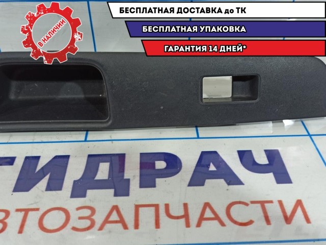 Накладка кнопки стеклоподъемника переднего правого Nissan Tiida 80960-EL10A.