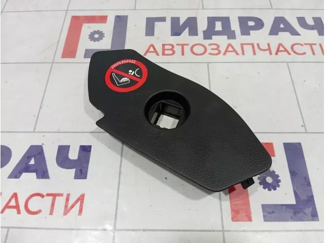 Накладка торпедо правая с торца Nissan Tiida (C11) 68498-EM01A