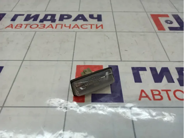 Фонарь подсветки номера Nissan Tiida (C11) 26510-EL000