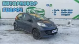 Консоль Peugeot 107 7589CN. Вырезаны отверстия под обогрев сидений.