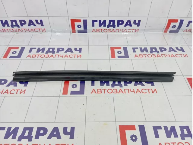 Уплотнитель стекла заднего правого Renault Arkana 823307765R