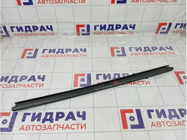 Уплотнитель стекла переднего правого Renault Duster 8200760255