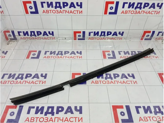 Уплотнитель стекла заднего правого Renault Fluence 823300027R