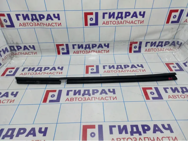 Уплотнитель стекла двери заднего левого Renault Fluence 823310029R