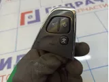 Кнопка многофункциональная в рулевое колесо Renault Kaptur 640657900A