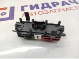 Кнопка аварийной сигнализации Renault Scenic 2 8200107808. Дефект креплений.