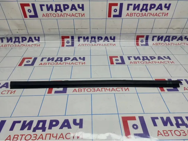 Накладка стекла переднего правого наружная Renault Symbol 8200753750