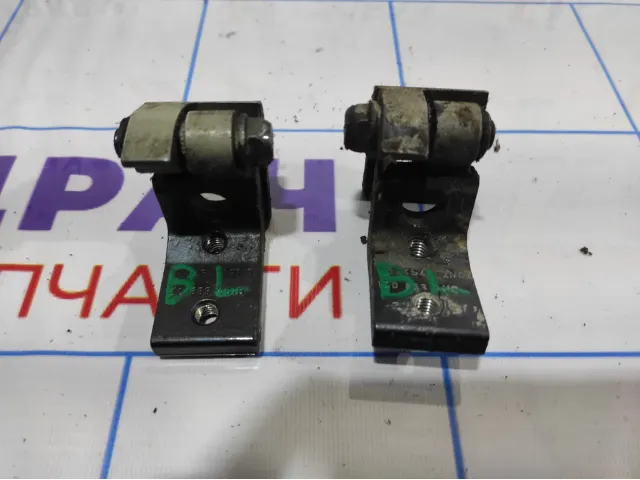 Петли двери задней левой Skoda Octavia (A5) . Комплект.