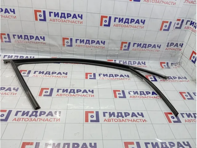 Уплотнитель стекла двери передней правой Skoda Superb (3T) 3T0837432E