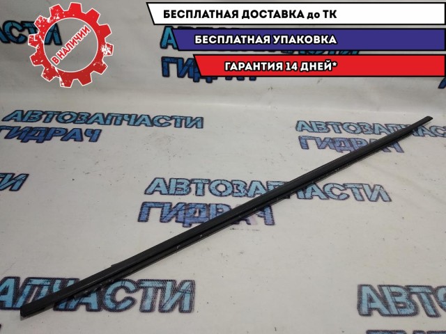 Накладка стекла заднего правого KIA Soul 832202K000.