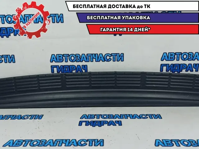 Накладка заднего бампера Toyota Land Cruiser J200, 11 поколение  5216260040. Царапины. Сломано несколько креплений.