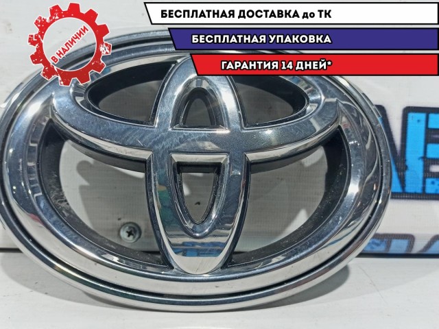 Эмблема на решетку радиатора Toyota Camry XV50 5311133360 В сборе.