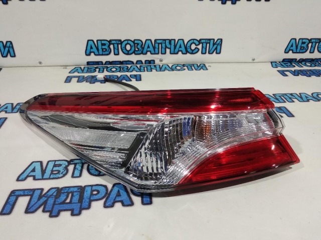 Фонарь задний наружный левый Toyota Camry 70 8156133660. 