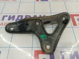 Кронштейн передней балки правый Toyota Corolla (E120) 52257-02020
