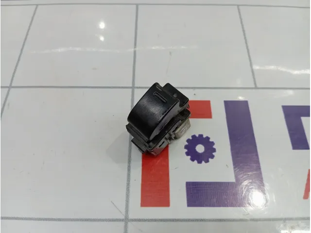 Кнопка стеклоподъемника передняя левая Toyota Vitz (XP10) 8481012080