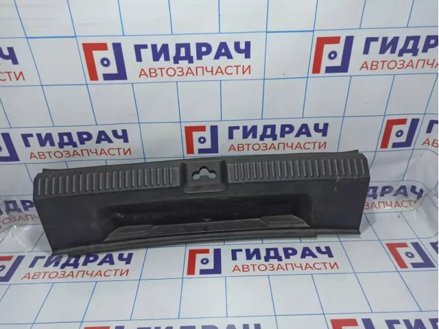 Обшивка багажника на заднюю панель Volkswagen Polo Sedan (Mk5) 6RU863459A
