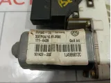 Моторчик стеклоподъемника задний правый Volkswagen Golf (Mk4) 1J4959812C013