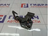 Крючок капота Volkswagen Touareg (GP) 6Q0823480B