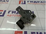 Крючок капота Volkswagen Touareg (GP) 6Q0823480B