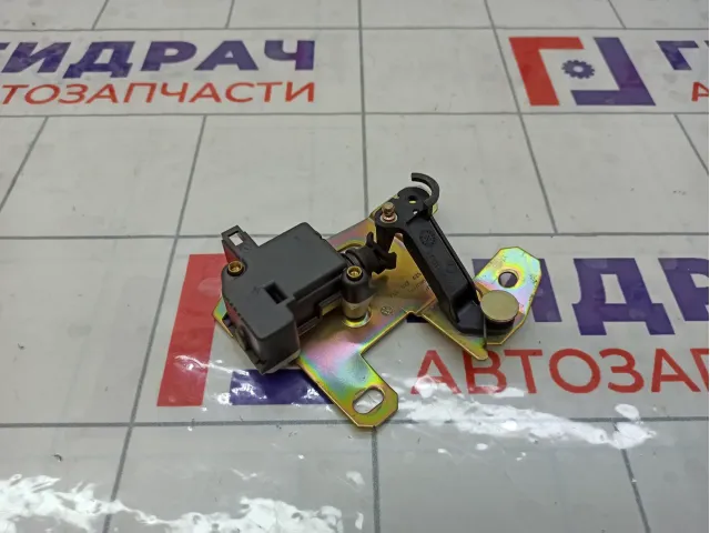 Активатор замка багажника Volkswagen Touareg 7L6827425A