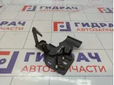 Крючок капота Volkswagen Touareg (GP) 6Q0823480B