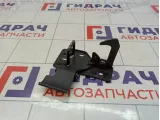 Крючок капота Volkswagen Touareg (GP) 6Q0823480B