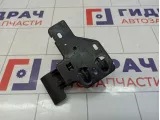 Крючок капота Volkswagen Touareg (GP) 6Q0823480B