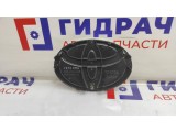 Эмблема решетки радиатора Toyota Hilux (GGN125) 753100K060. Новая.
